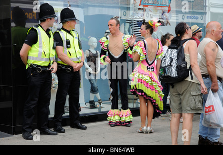 Winchester Hat Fair Straßenkünstlern im Gespräch mit Polizisten High Street Winchester Hampshire UK Stockfoto