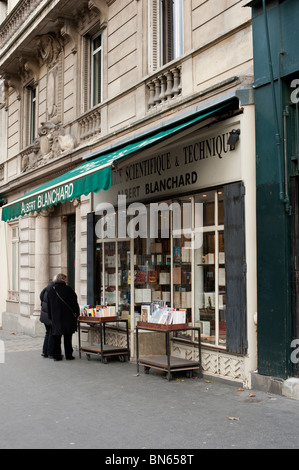 Zwei Personen durchsuchen in der Albert Blanchard-Buchhandlung - spezialisiert auf wissenschaftliche und technische Bücher - in Paris. Stockfoto