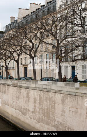 Bäumen und Häusern entlang dem rechten Ufer der Seine in Paris, Frankreich Stockfoto