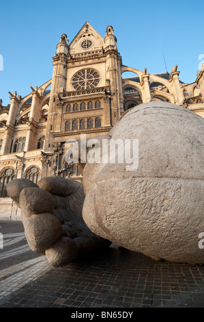 Église Eustache oder die Kirche St. Eustach, mit dem L'Écoute Skulptur im Vordergrund. Stockfoto