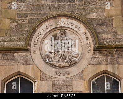 Gedenktafel von Edinburgh School Board an der Wand eine alte Grundschule, jetzt ein privates Wohnhaus in Dean Village Edinburgh. Stockfoto