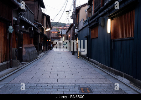 Die Straßen von Gion - Kyotos berühmteste Geisha Viertel - Sommer Abenddämmerung. Stockfoto