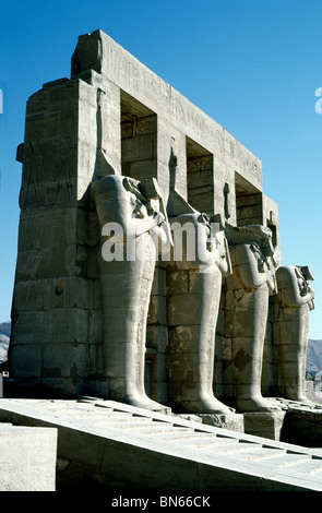 Osirid Statuen am Ramesseum, der Totentempel Tempel von Ramses II, in der thebanischen Nekropole auf der Westbank von Luxor. Stockfoto