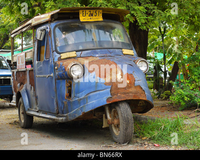 Sehr alte asiatische Pkw-Dreirad (allgemein bekannt als Tuk-Tuk oder Tuc-Tuc) geparkt auf der Straße in Ayutthaya, Thailand Stockfoto