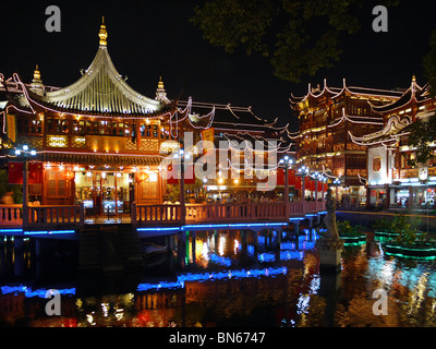 Huxinting-Teehaus im Yu-Garten in der Nacht, Shanghai, China Stockfoto