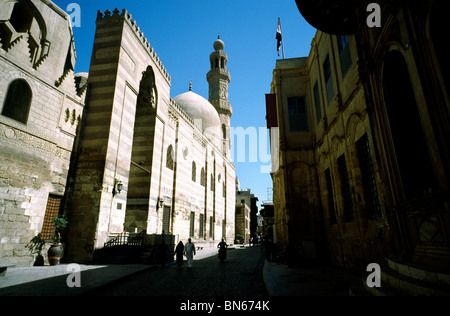 Ansicht der Sharia al-Muizz im islamischen Kairo mit Madrasah Khanqah der Sultan Barquq auf der linken Seite neben dem Qalaoun-Komplex. Stockfoto