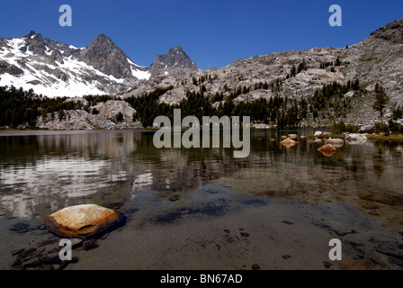 Kalifornien Ediza See Berge Berg Mount Ritter banner Peak John Muir Wildnis östlichen kalifornischen Sierra Nevada, Usa Stockfoto