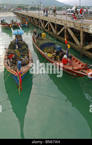 Longtail-Angelboote/Fischerboote vor Anker in der Nähe der Anlegestelle auf der Insel Koh Samui, Thailand Stockfoto