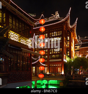 Chinesische Laternen am Yu-Garten in der Nacht, Shanghai, China Stockfoto