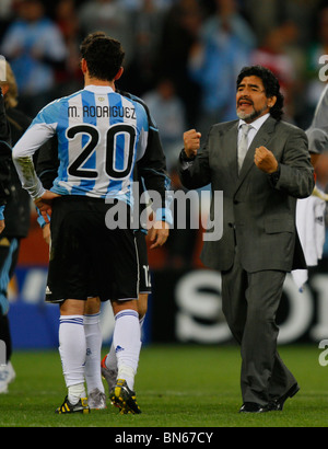 MAXI RODRIGUEZ & DIEGO MARADON Argentinien V Deutschland GREEN POINT Stadion Kapstadt Südafrika 3. Juli 2010 Stockfoto