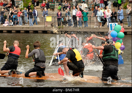 Die jährliche Chester Floß-Rennen auf dem Fluss Dee Stockfoto