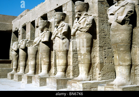 Osirid Statuen im Bezirk des Amun-Re in Karnak-Tempel-Komplex in Luxor in Oberägypten. Stockfoto