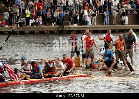 Die jährliche Chester Floß-Rennen auf dem Fluss Dee Stockfoto