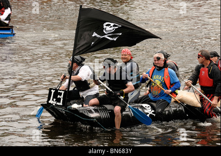 Die jährliche Chester Floß-Rennen auf dem Fluss Dee Stockfoto