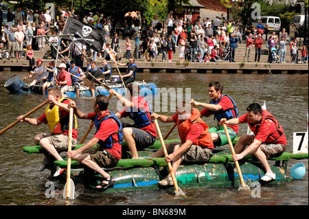 Die jährliche Chester Floß-Rennen auf dem Fluss Dee Stockfoto