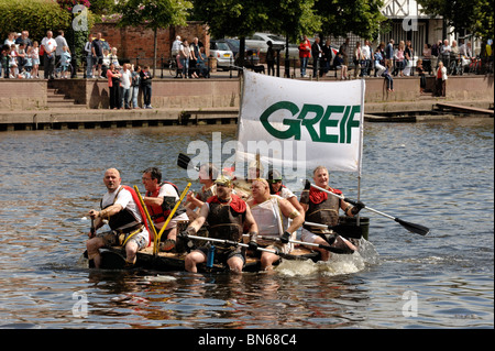 Die jährliche Chester Floß-Rennen auf dem Fluss Dee Stockfoto