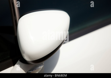 Nahaufnahme von einem Außenspiegel auf eine weiße Luxus-Auto Stockfoto