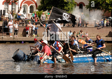 Die jährliche Chester Floß-Rennen auf dem Fluss Dee Stockfoto