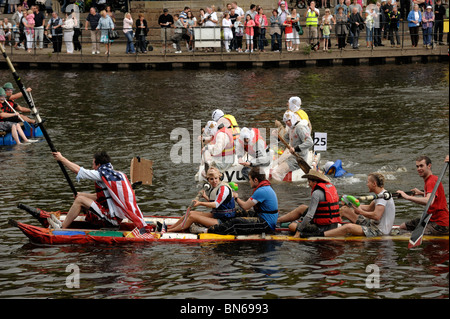 Die jährliche Chester Floß-Rennen auf dem Fluss Dee Stockfoto