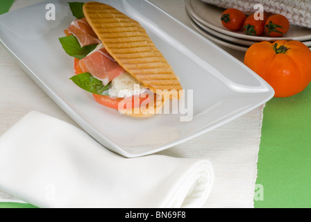 Panini-Sandwich mit frischen Caprese und Parma Schinken Stockfoto