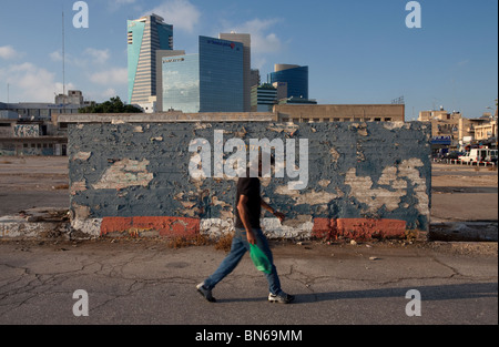 Neue Bürogebäude sind vom alten Busbahnhof in Tel Aviv Südisrael gesehen. Stockfoto