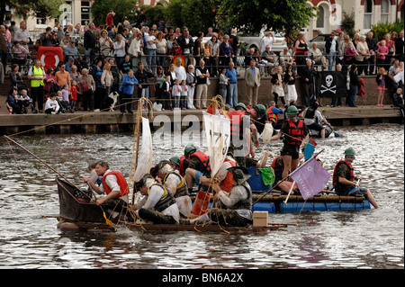 Die jährliche Chester Floß-Rennen auf dem Fluss Dee Stockfoto