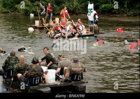 Die jährliche Chester Floß-Rennen auf dem Fluss Dee Stockfoto