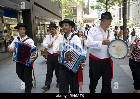 Internationalen Einwanderer Parade, New York: Portugiesisch Amerikaner führen bei der parade Stockfoto