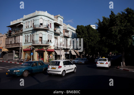 Außenansicht eines renovierten Gebäudes aus dem Jahr 1930 im eklektischen Architekturstil in der Allenby Street in der Innenstadt von Tel Aviv Israel Stockfoto