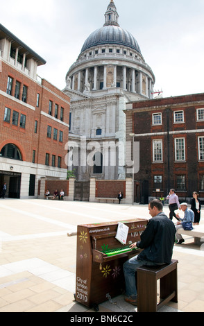 Kostenlose Klavier am Paternoster Square in London als Teil der City of London Festival Stockfoto