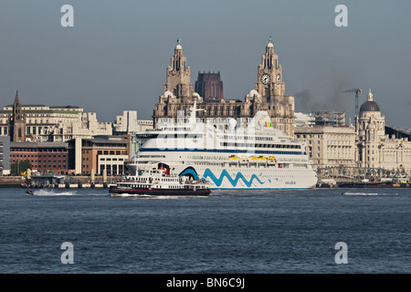 Liverpool Besuch Passagier Kreuzfahrtschiff AIDA AURA nach einem Tag abreisen wird vorbereitet. Stockfoto