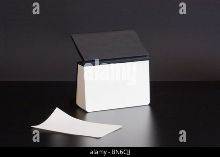 Schwarzer desktop-Kalender mit leeren Blatt Stockfoto