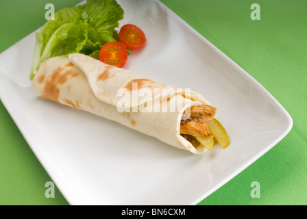 Pita Brot Chicken roll mit Gurken Gurken auf einem Teller mit Pachino Tomaten und Kopfsalat Stockfoto