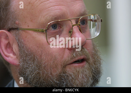 Professor Ian Wilmut steht neben Dolly das Schaf, (die Schafe, dass er Klon, helfen die Welt zu erschaffen ist zuerst Tier geklont). Stockfoto