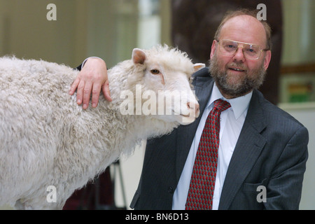 Professor Ian Wilmut steht neben Dolly das Schaf, (die Schafe, dass er Klon, helfen die Welt zu erschaffen ist zuerst Tier geklont). Stockfoto