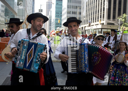 Internationalen Einwanderer Parade, New York: Portugiesisch Amerikaner führen bei der parade Stockfoto