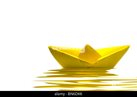 Gelbes Papierboot auf dem Wasser mit weißem Hintergrund Stockfoto