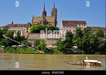 Kabel-Fähre über den Rhein in Basel (Basel, Basel, Basilea) Schweiz mit Basler Münster (Kathedrale) im Hintergrund Stockfoto