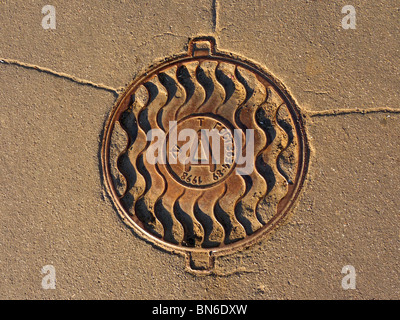 Rostige Kanalisation Kanaldeckel in Moskau, Russland Stockfoto