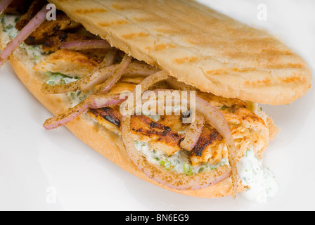 Huhn und Zwiebel gegrillt Panini Sandwich hautnah auf einem Teller Stockfoto