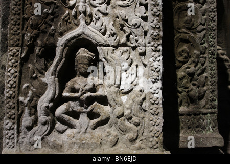 Ein Apsara im Ta Prohm, Angkor archäologischer Park, Kambodscha Stockfoto