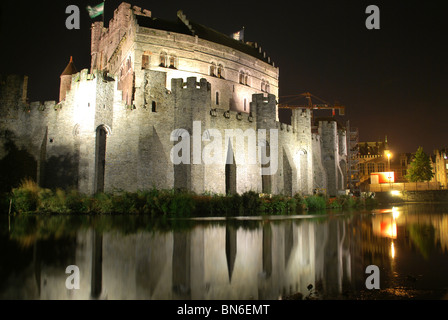 Mittelalterliche Burg Gravensteen in Gent (Belgien) in der Nacht im Wasser reflektiert Stockfoto