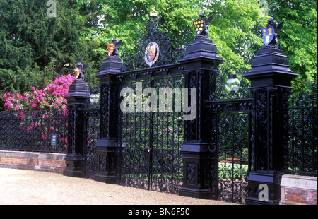 Norwich Gates, Sandringham House, Norfolk England UK Immobilien entworfen von Thomas Jekyll gegossen Schmiedeeisen Schmiedearbeiten 1862 Mantel Mäntel Stockfoto