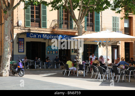 Cafe im Hauptmarkt, Pollensa, Mallorca, Spanien Stockfoto