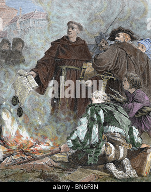 Martin Luther (1483-1546) brennen die päpstliche Bulle "Exsurge Domine" (1520) von Papst Leo X. Stockfoto