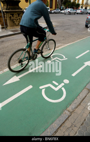 Radfahrer-Zyklen auf einen spanischen Rollstuhl / Behinderte Person und Fahrrad / bike / Fahrrad / Bahnen / Lane in Sevilla, Spanien. Stockfoto