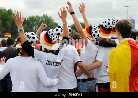 Deutschland Hamburg St. Pauli, deutsche Fans beim public Viewing der WM 2010 in Südafrika, Spiel Deutschland - Serbien Stockfoto