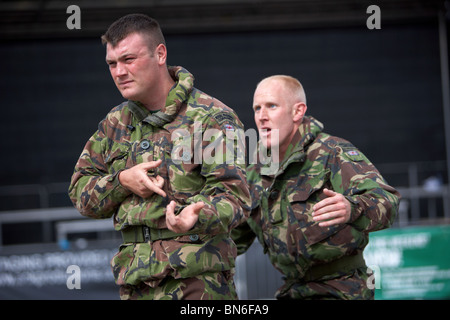 unbewaffneten Kampfes anzeigen Team von HM Royal Marines Commandos im Armed Forces Day 2010 in Bangor County Down Northern Ireland Stockfoto