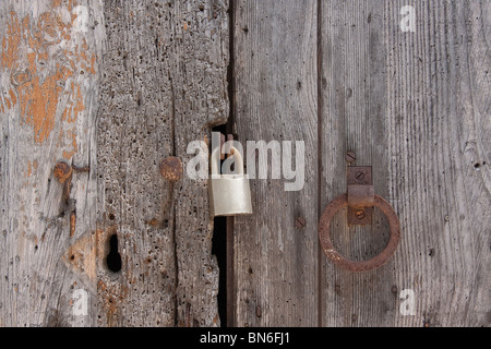 Alte Holzbretter Tür verriegelt mit rostigen Nägeln Stockfoto