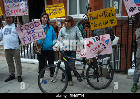 Mobilisierung für Mutter Erde Demonstranten mit Plakaten gegenüber der kolumbianischen Botschaft in London Stockfoto